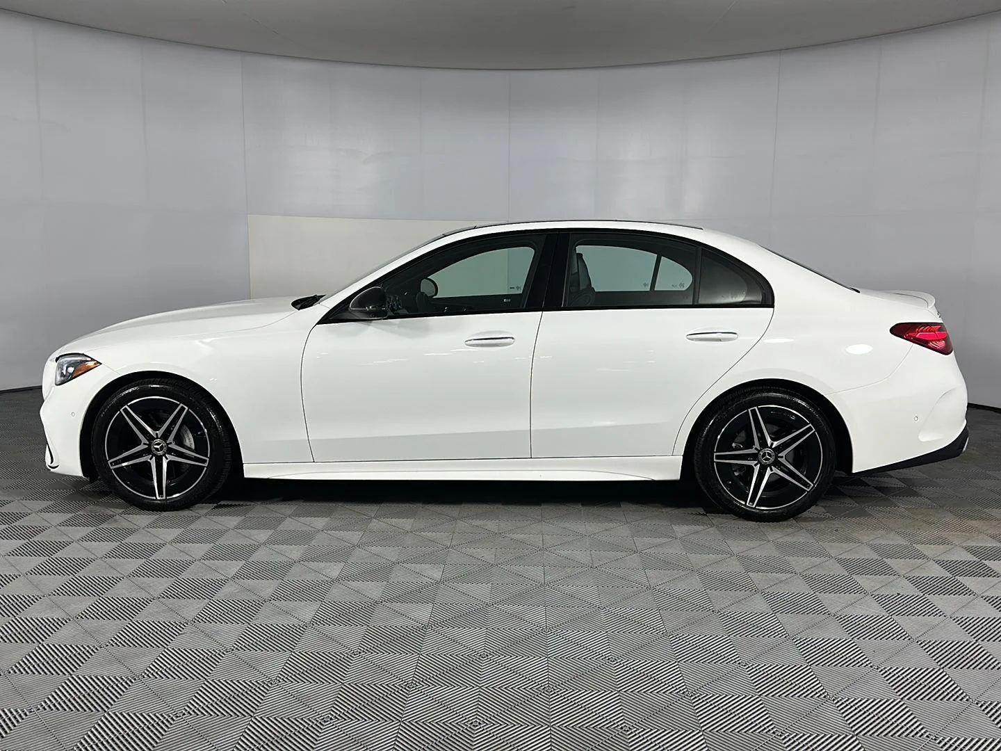 Used 2025  Mercedes-Benz C 300 image 4