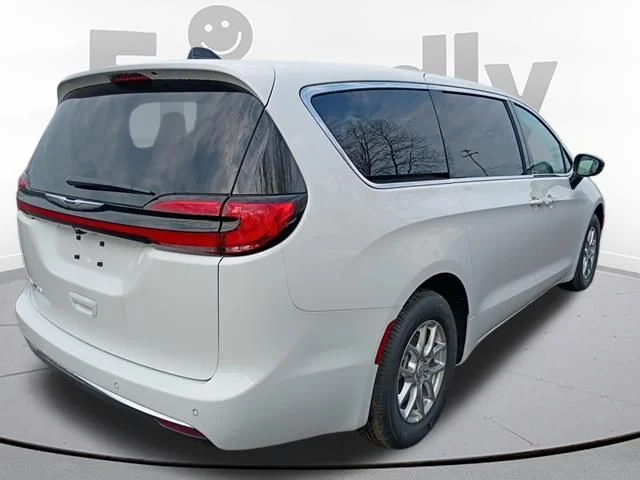 New 2026 Bright White Clear-Coat Exterior Paint Chrysler Select image 7
