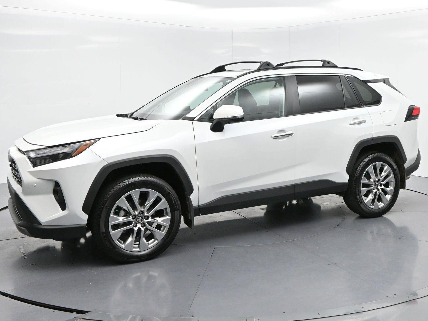 Used 2025 Wind Chill Pearl Toyota Limited image 4