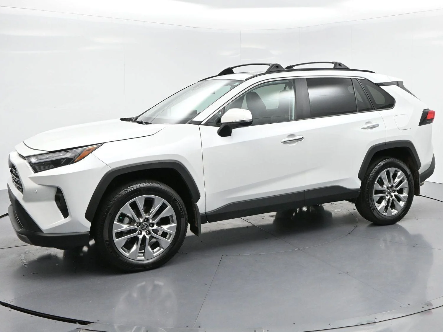 Used 2025 Wind Chill Pearl Toyota Limited image 4