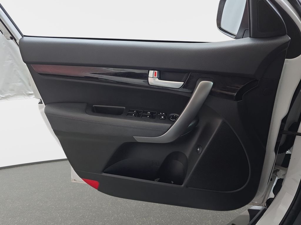 Used 2015 Snow White Pearl Kia LX image 27