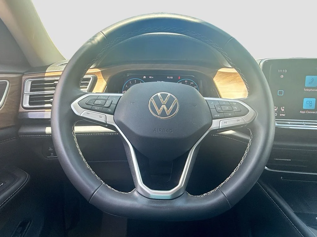 Used 2025  Volkswagen 2.0T SE w/Technology image 12