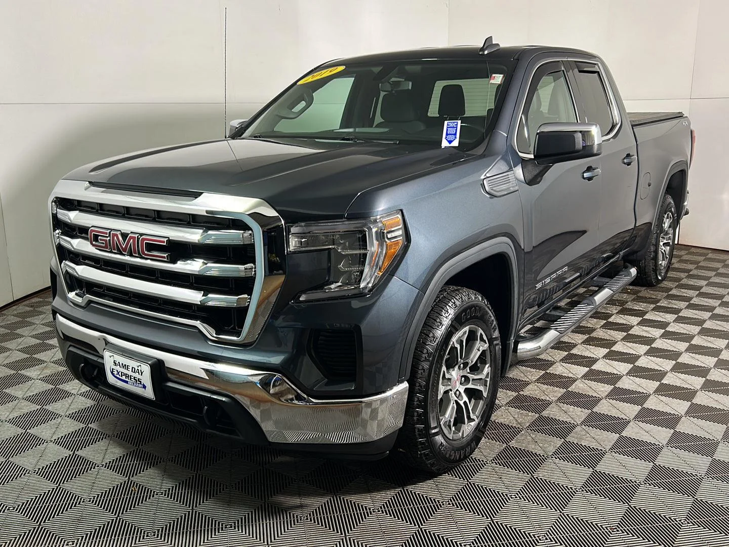 Used 2019 Dark Sky Metallic GMC SLE image 10