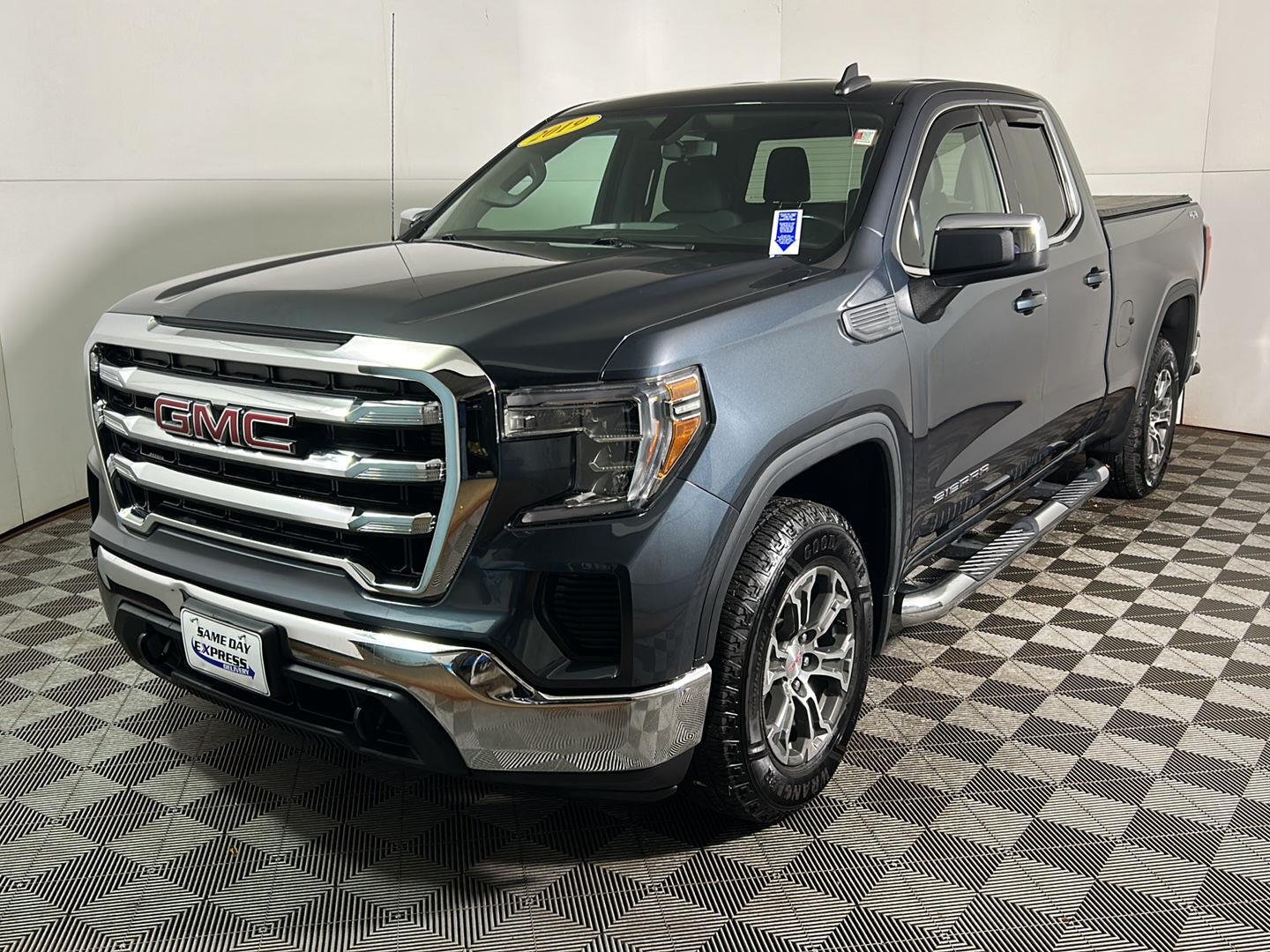 Used 2019 Dark Sky Metallic GMC SLE image 10