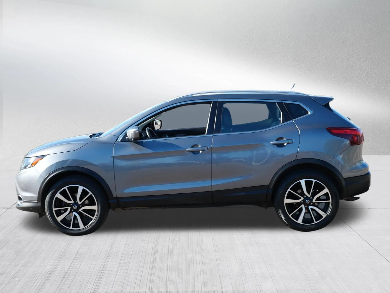 Used 2017 Gun Metallic Nissan SL image 4