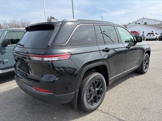 New 2026 Diamond Black Crystal Pearl-Coat Exterior Paint Jeep Altitude image 3