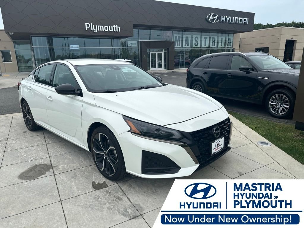 Used 2024 White Nissan 2.5 SR image 1