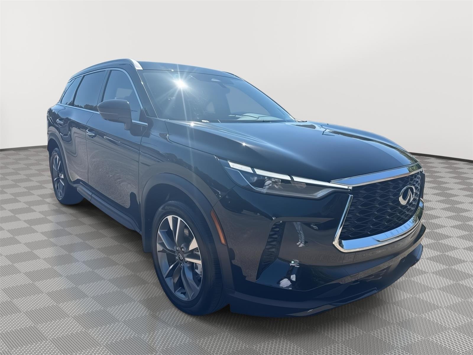 Used 2025 Mineral Black INFINITI LUXE image 4