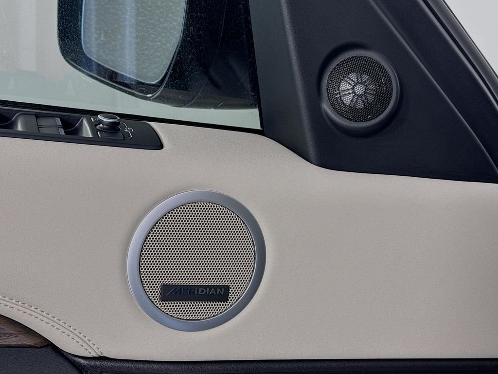 Used 2018 White Land Rover HSE image 20