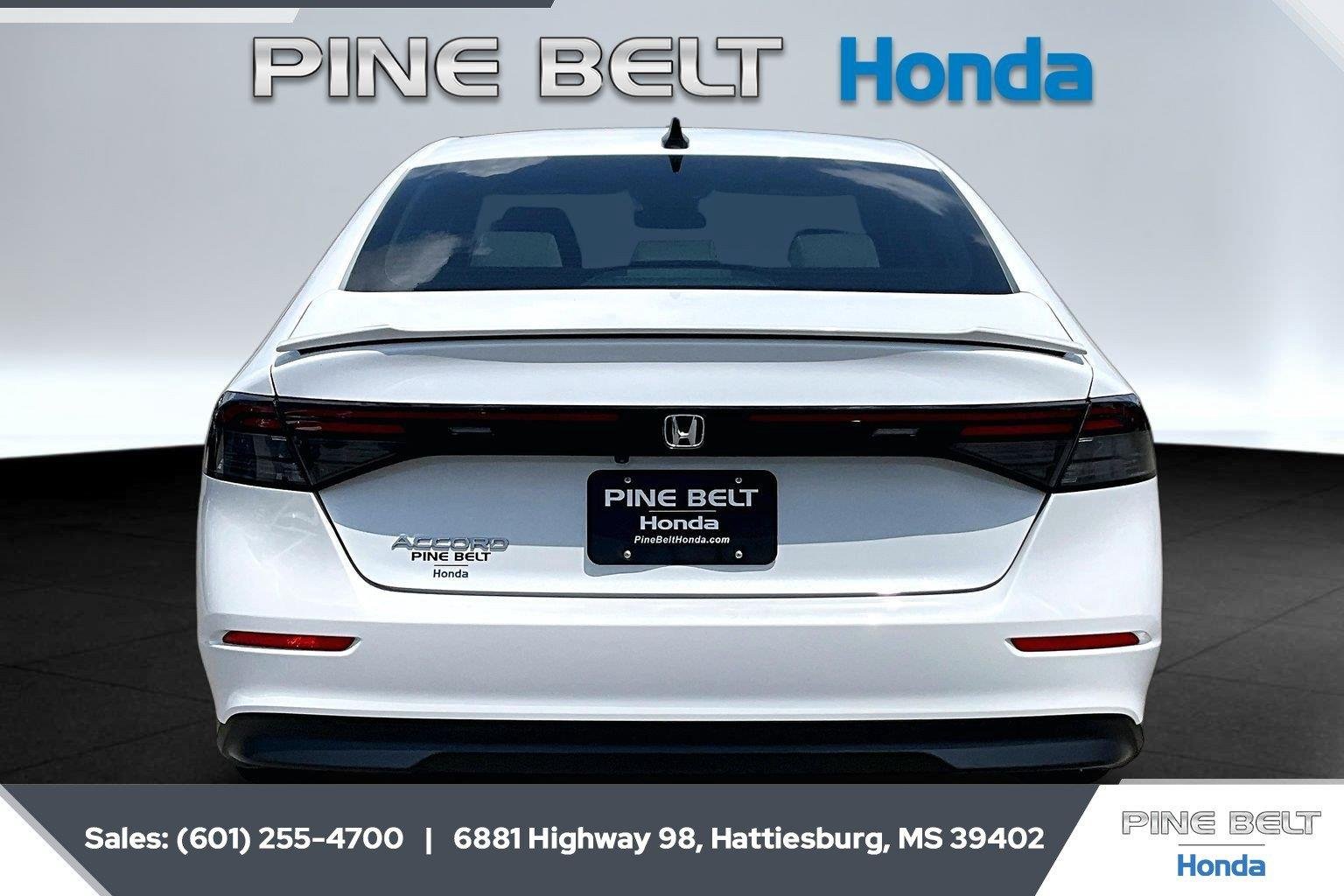 Used 2025 Platinum White Pearl Honda SE image 4