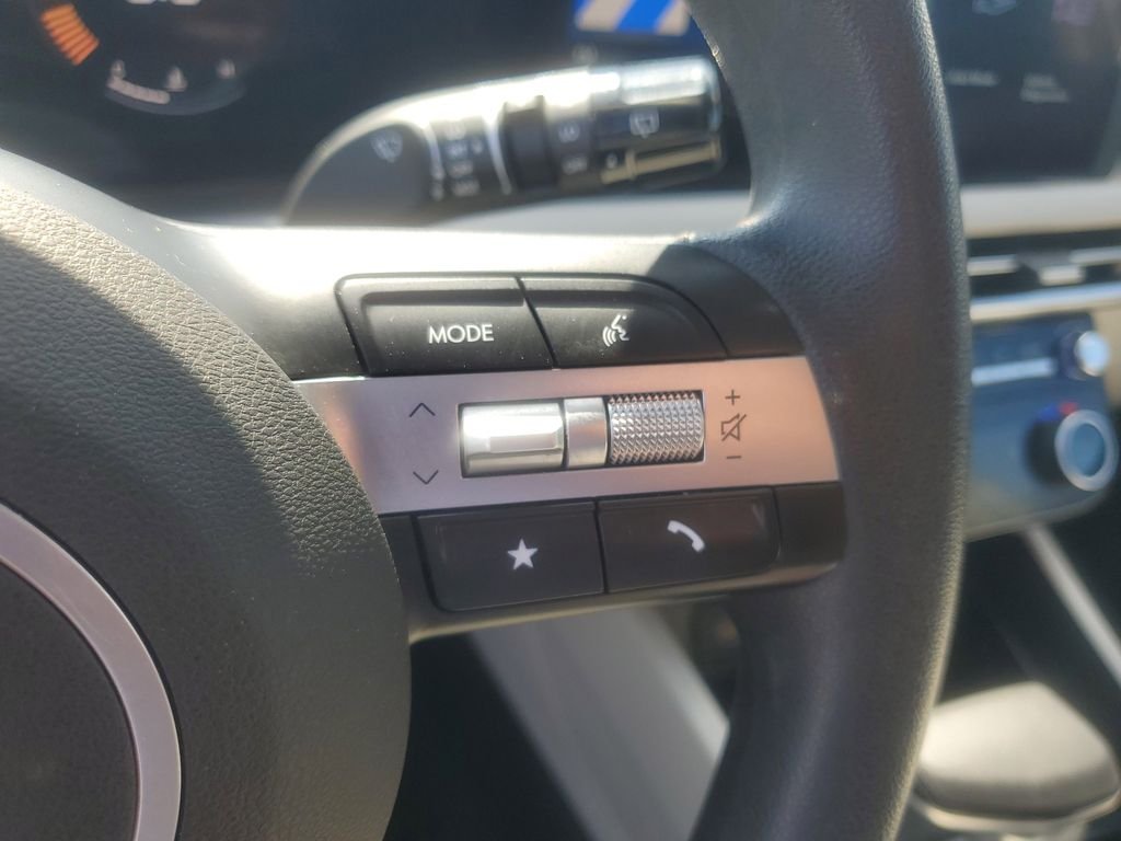 Used 2025 White Hyundai SEL image 15