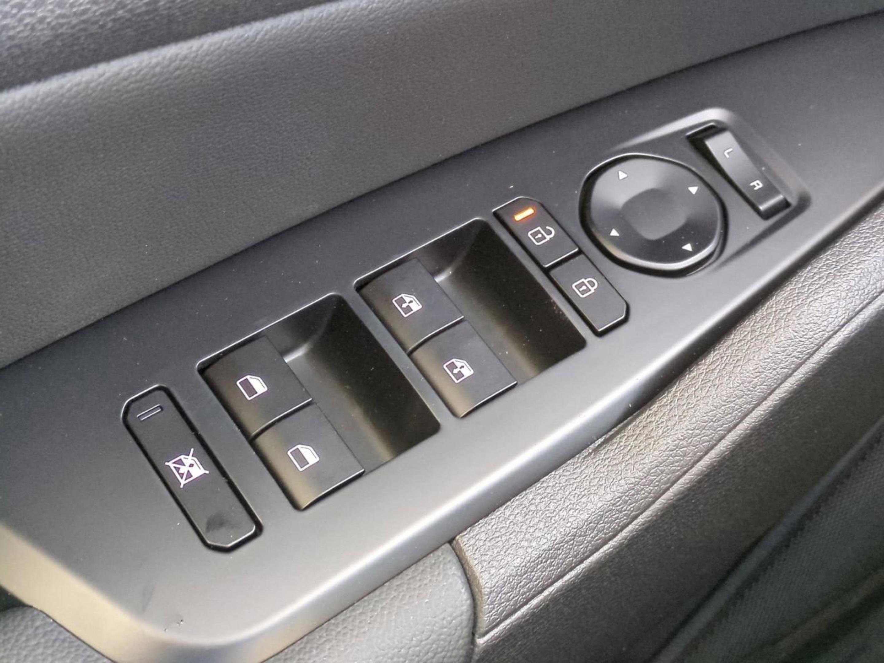 New 2026 Glacial White Pearl Kia EX image 28