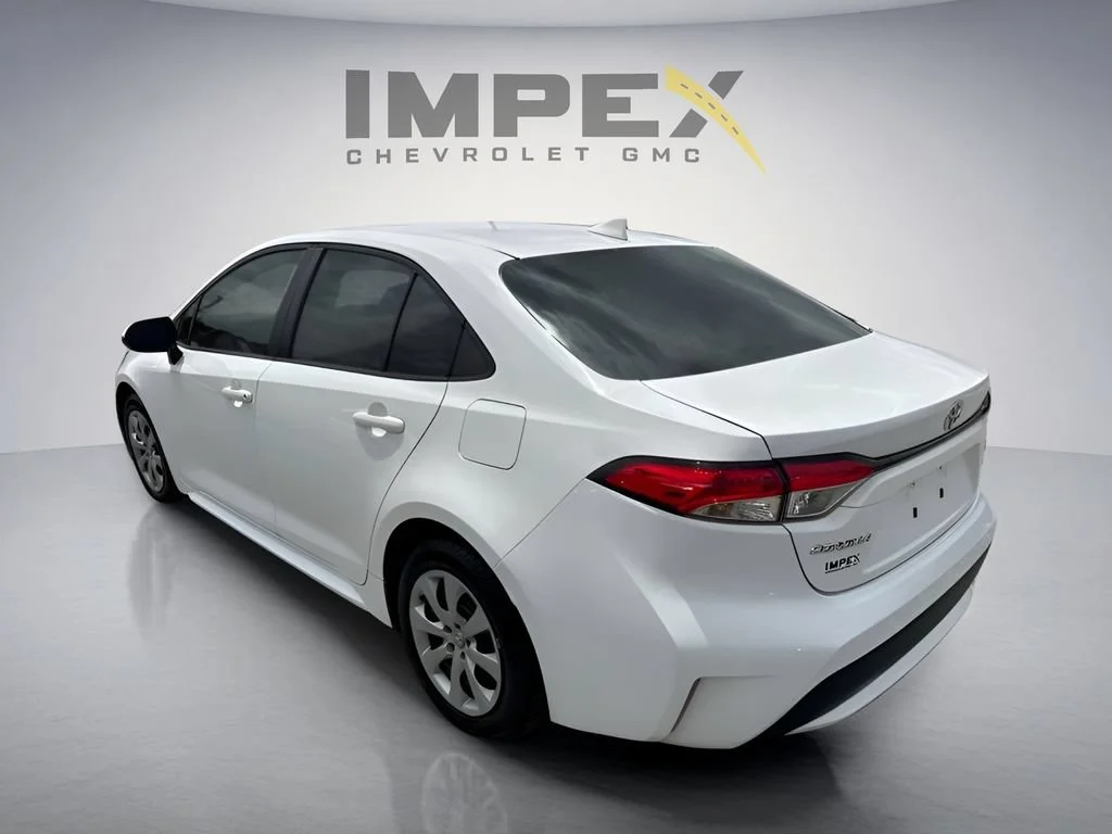 Used 2022 White Toyota LE image 3