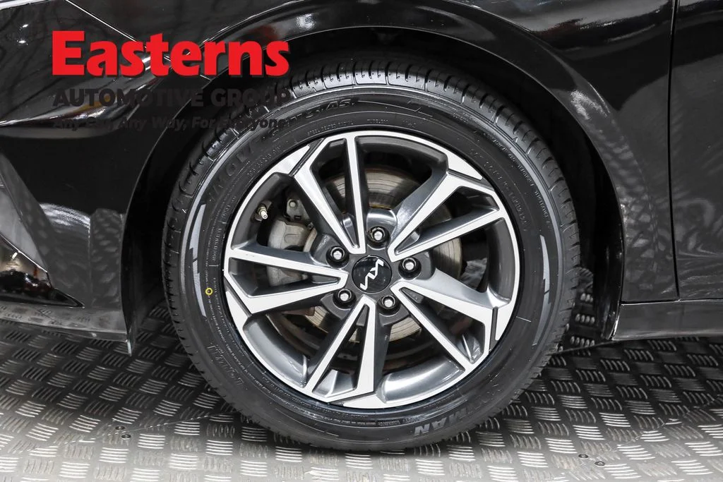 Used 2022 Black Kia LXS image 31