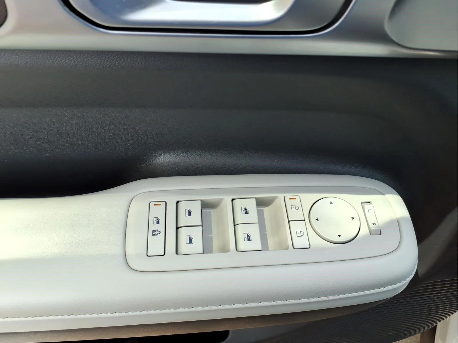 Used 2025  Hyundai SEL image 18