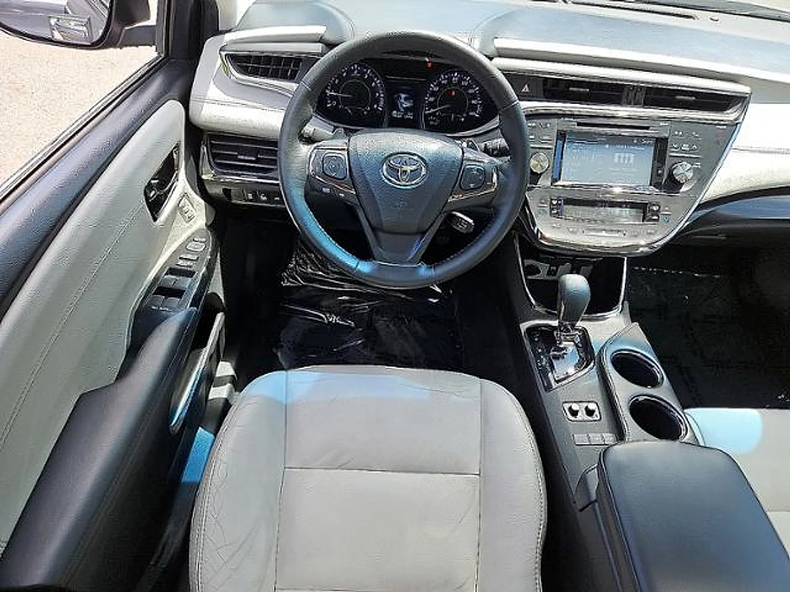 Used 2016 Magnetic Gray Metallic Toyota XLE image 9