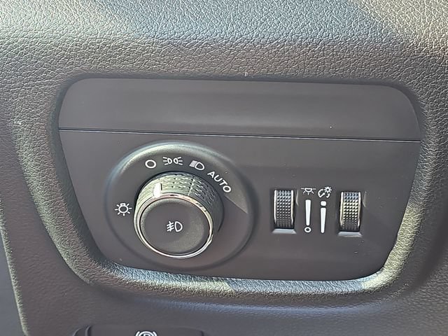 Used 2022  Jeep Limited image 20