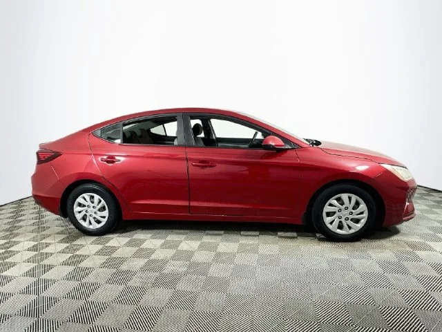Used 2020 Red Hyundai SE image 2