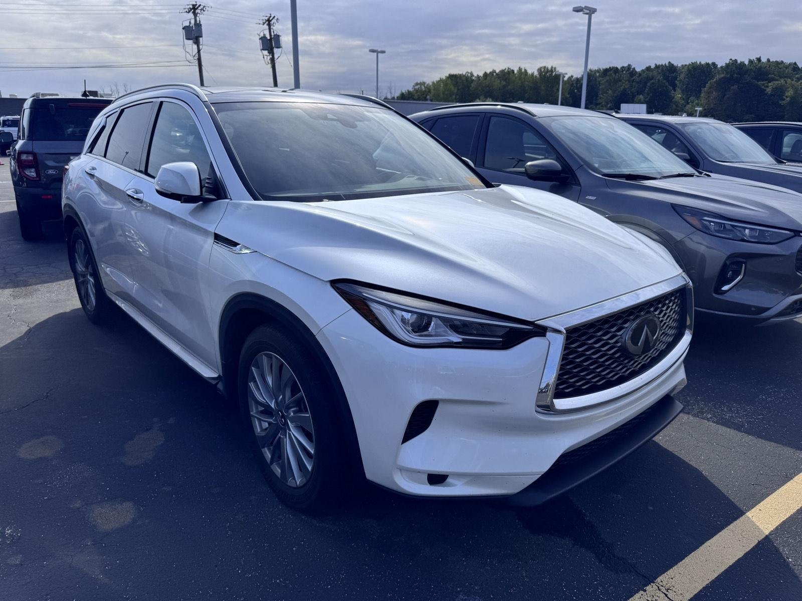 Used 2023 Radiant White INFINITI LUXE image 3