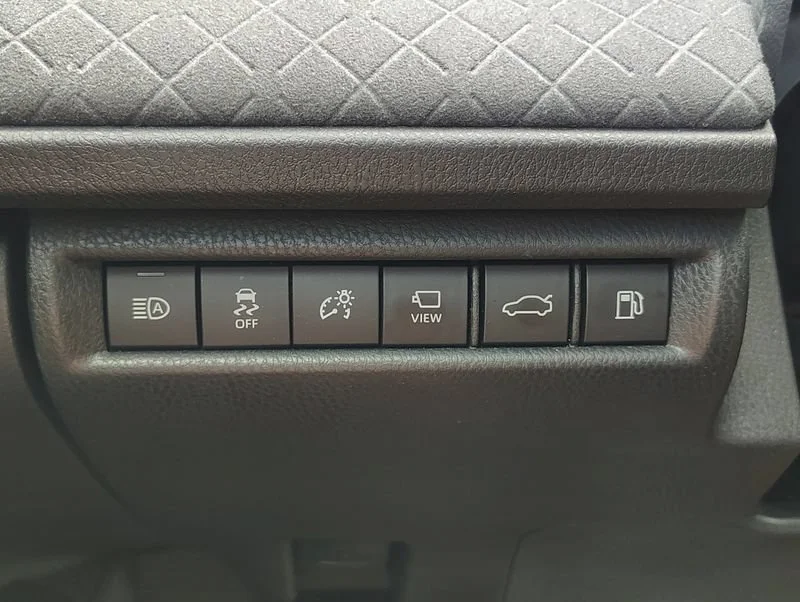 Used 2025 Off-white Toyota XLE image 12