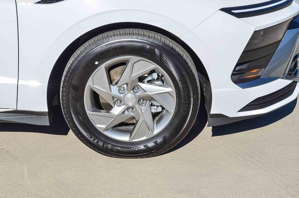 New 2026 White Hyundai SE image 10