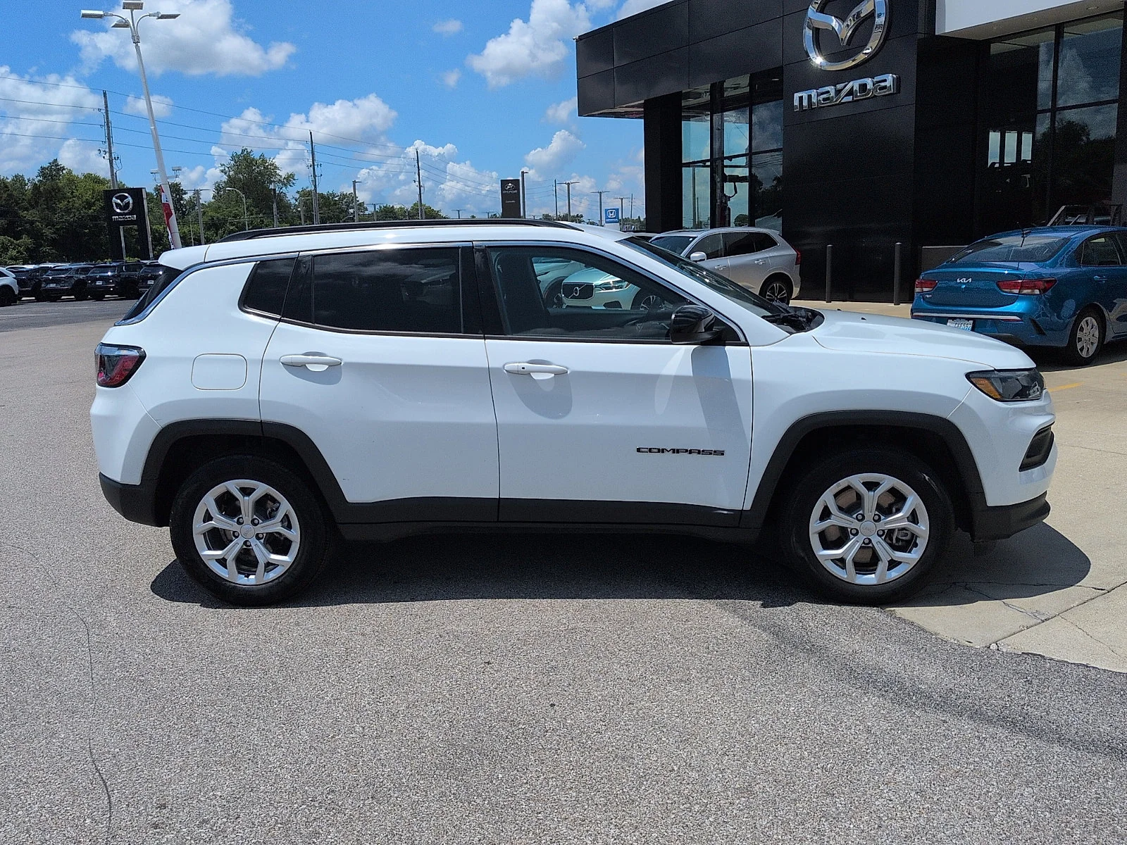 Used 2024 Bright White Clearcoat Jeep Latitude image 2
