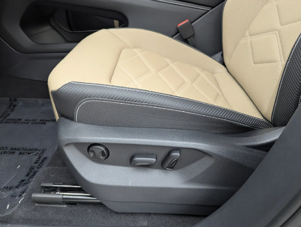 Used 2025 Black Volkswagen 2.0T SE image 19