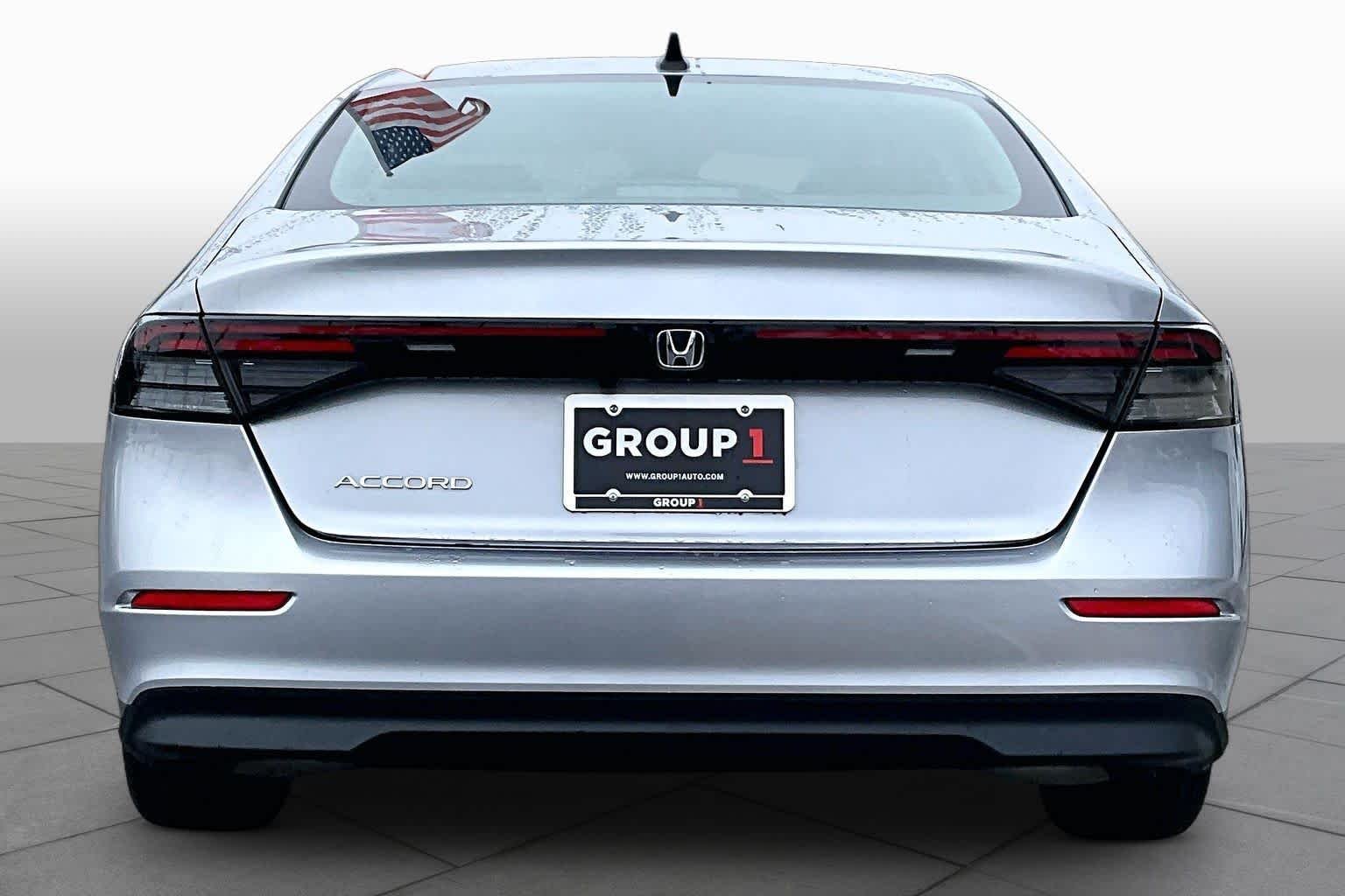 Used 2025 Solar Silver Metallic Honda SE image 5