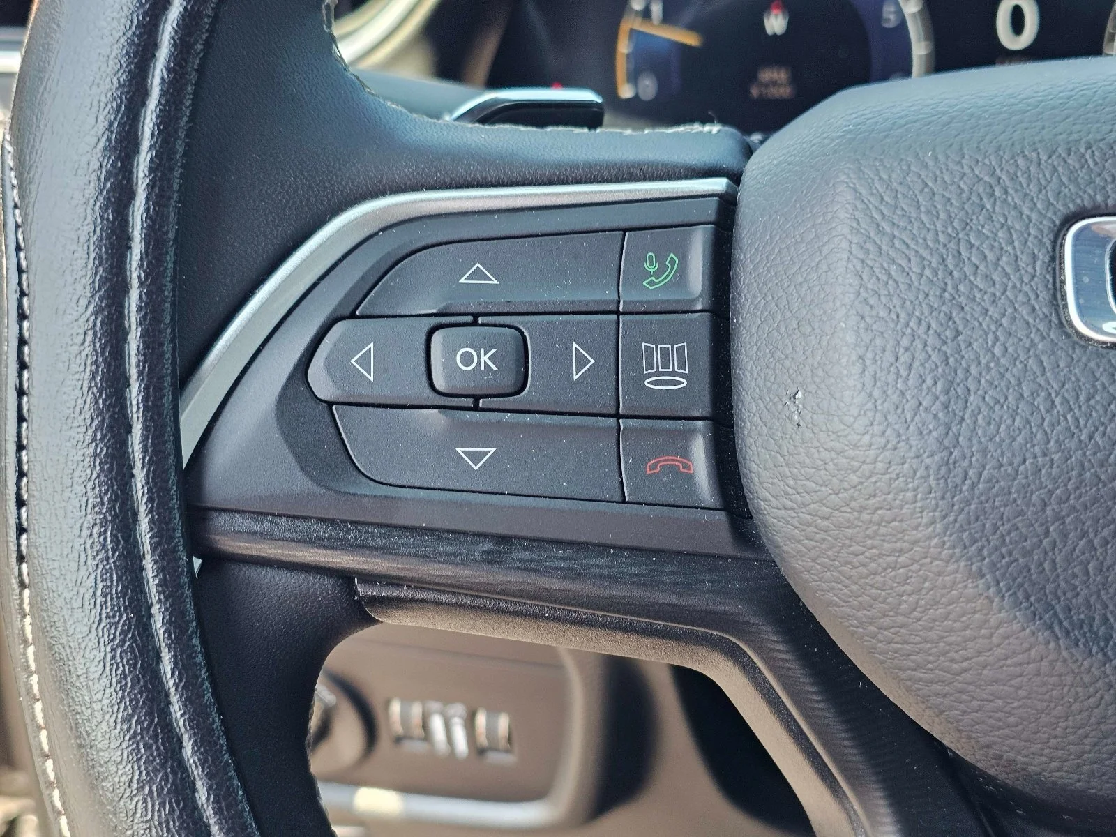 Used 2024 Diamond Black Crystal Pearlcoat Jeep Altitude image 20