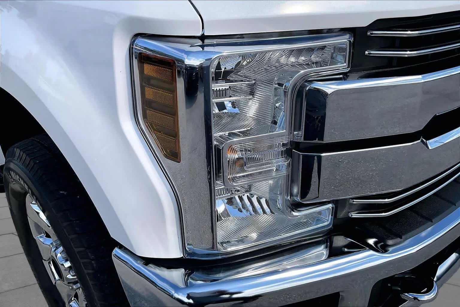 Used 2018 White Platinum Metallic Tri-Coat Ford LARIAT image 26
