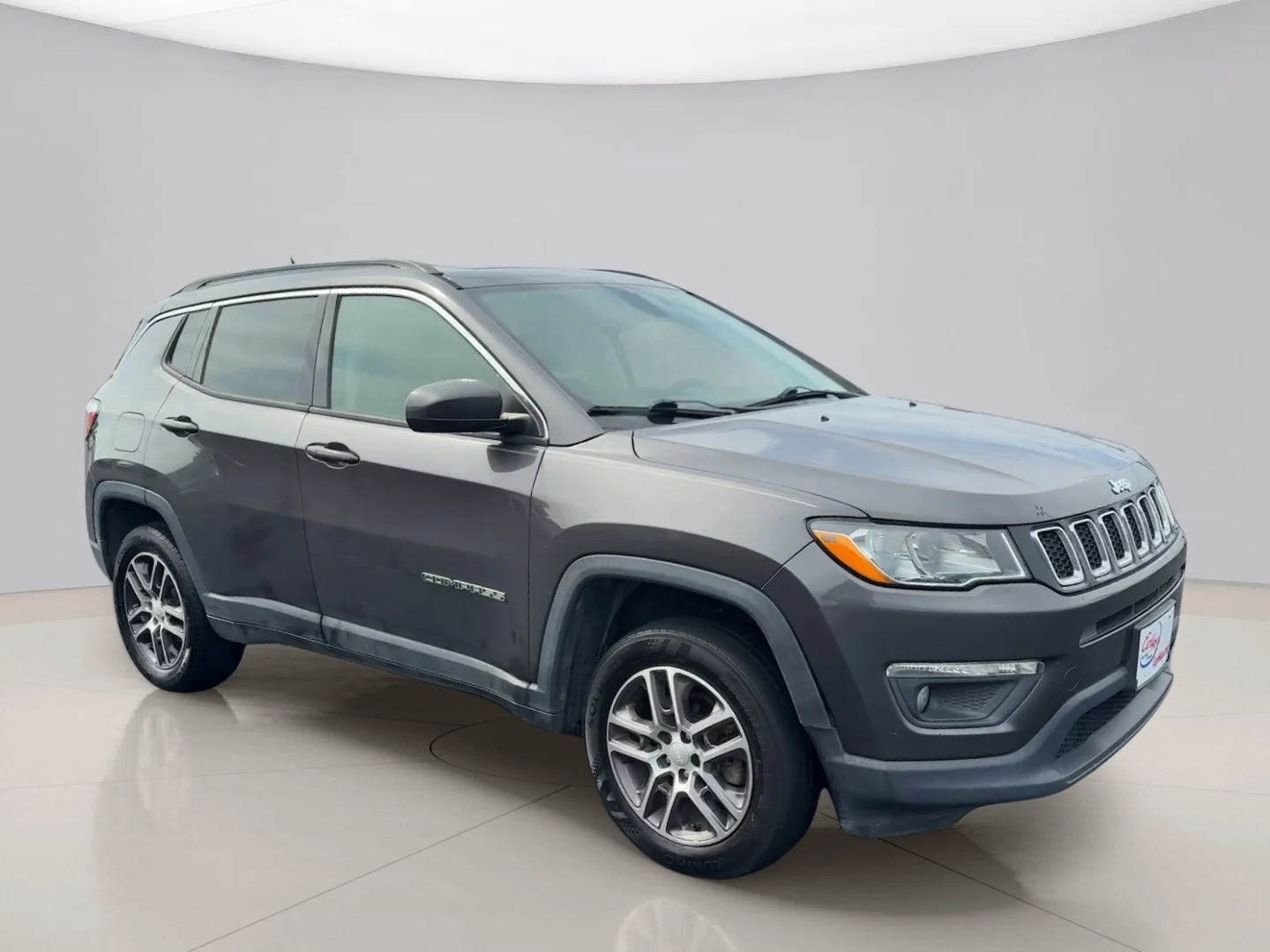 Used 2018 Gray Jeep LATITUDE image 7