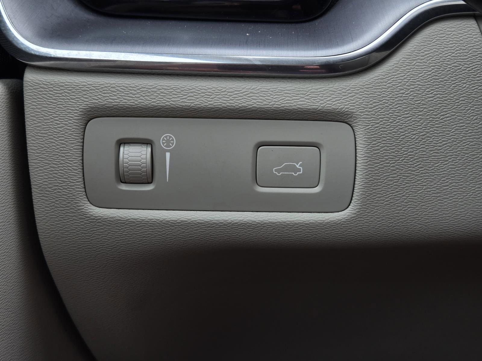 Used 2020 Crystal White Volvo Momentum image 21
