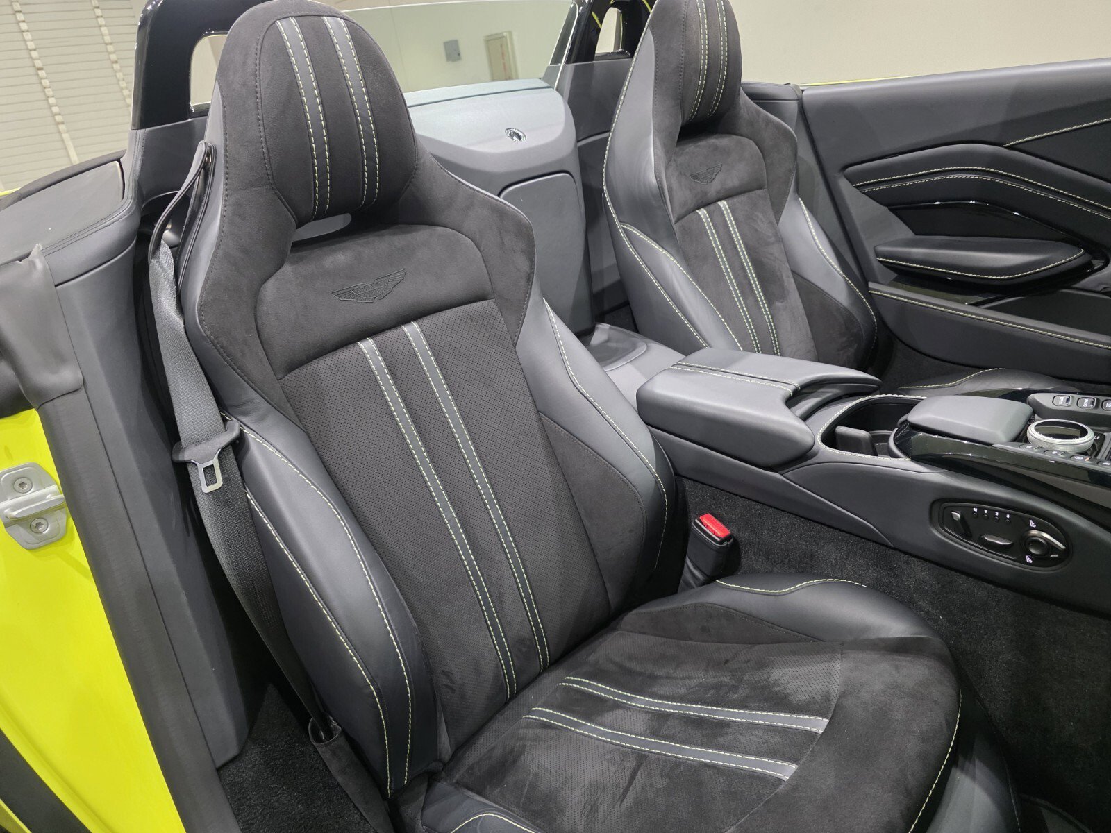 Used 2023 Q Lime Essence Aston Martin Roadster image 17