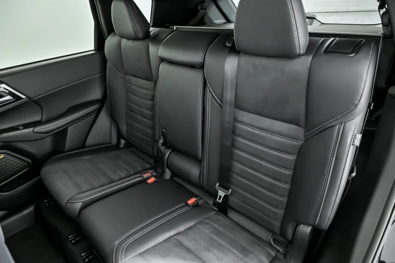 New 2026 WHITE Mitsubishi SE image 15