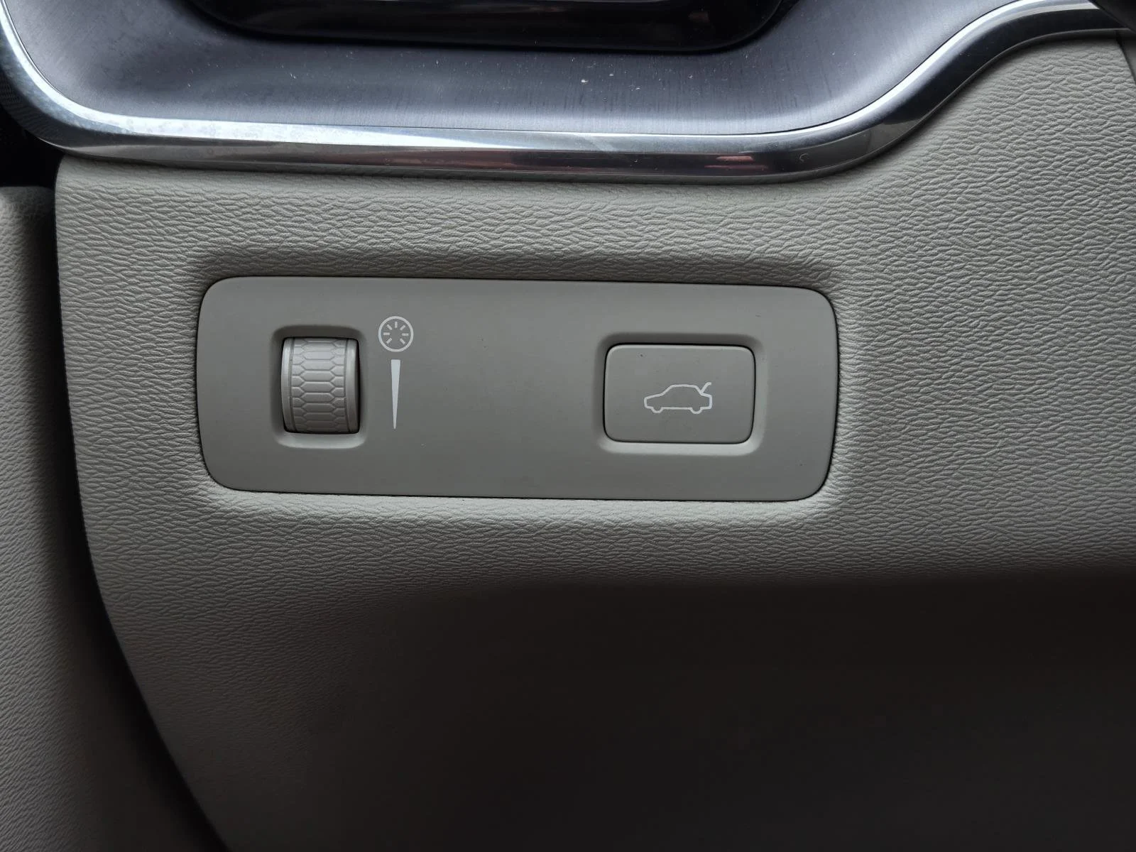 Used 2020 Crystal White Volvo Momentum image 21