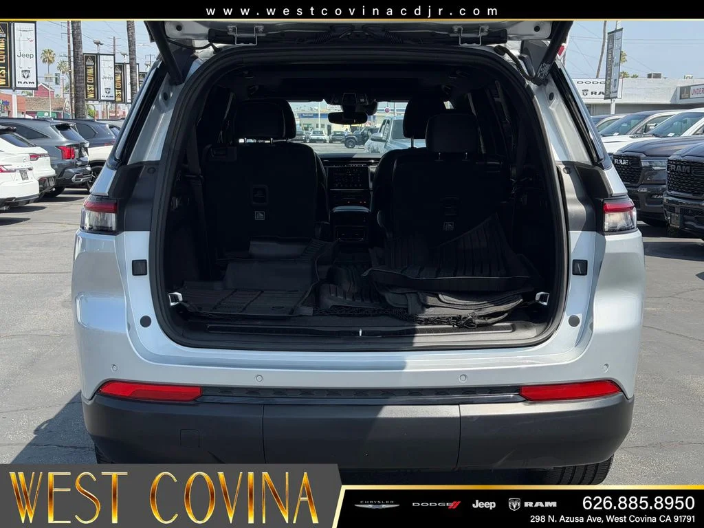 Used 2023 Silver Jeep Altitude image 11