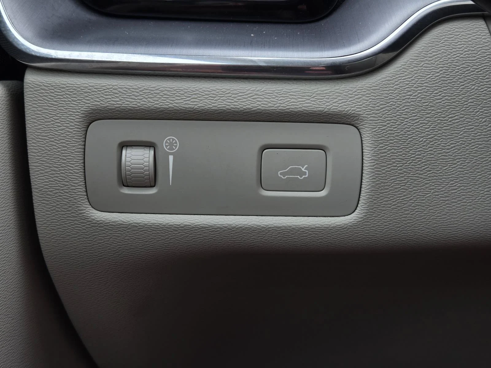 Used 2020 Crystal White Volvo Momentum image 21