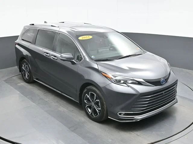 2025 Toyota Sienna Platinum - Photo 14