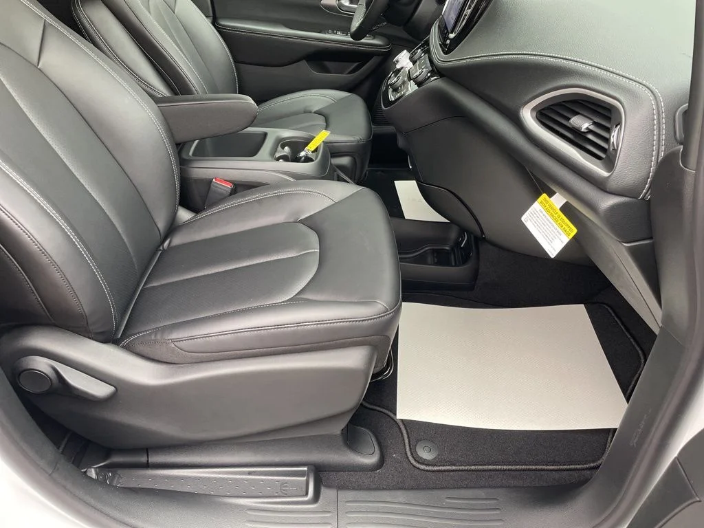 New 2026 Bright White Clear-Coat Exterior Paint Chrysler Select image 18