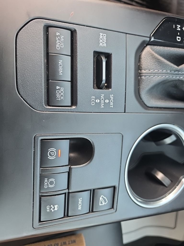 Used 2025  Toyota XLE image 23