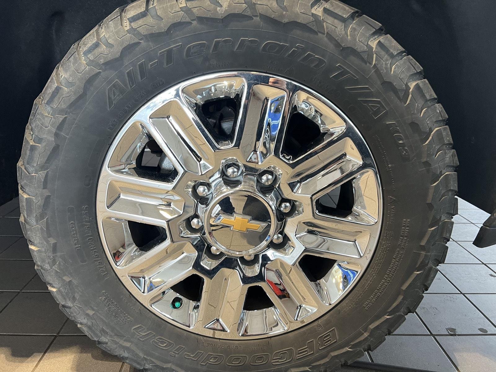 Used 2024 Iridescent Pearl Tricoat Chevrolet High Country image 12
