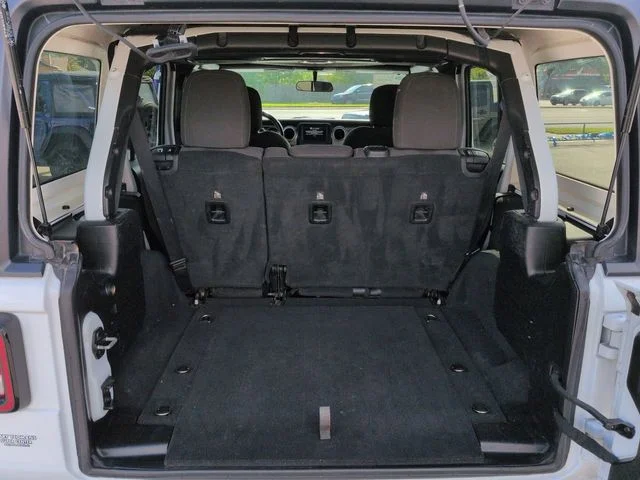 Used 2021 White Jeep Unlimited Sahara image 13