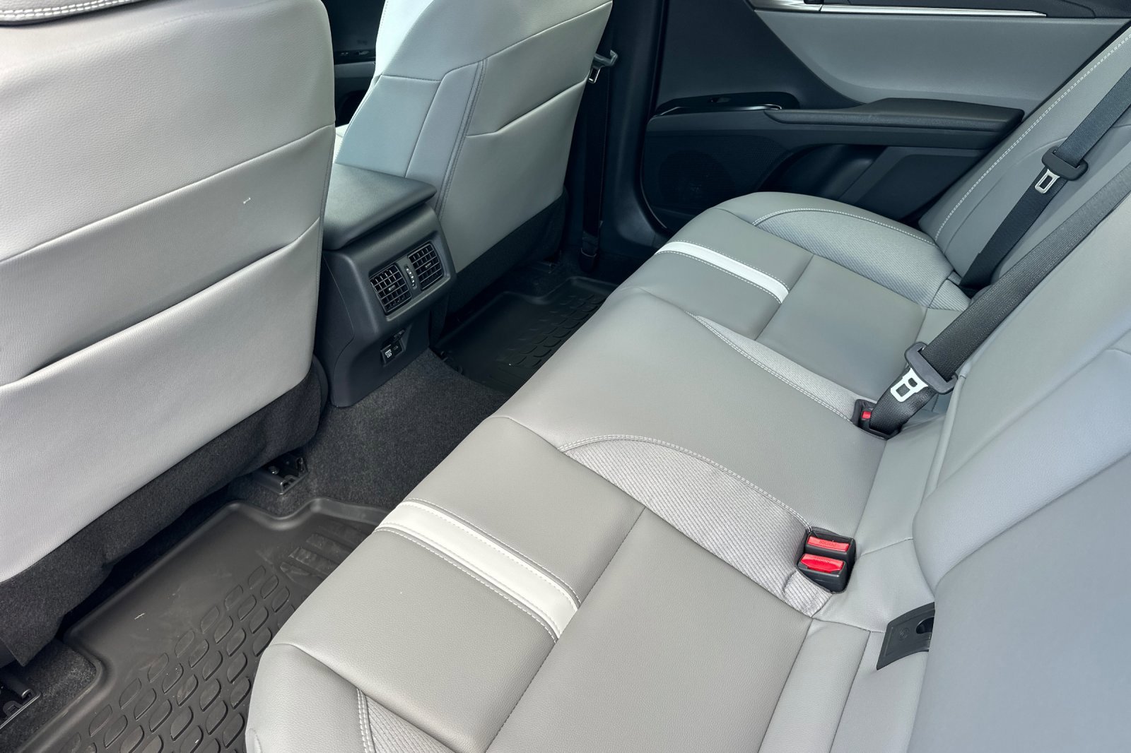 2026 Toyota Camry SE - Photo 12