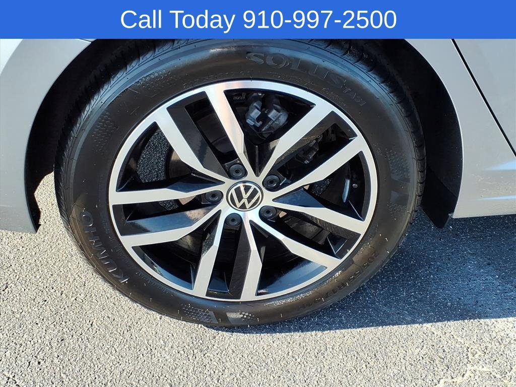 Used 2025 Silver Volkswagen SE image 8