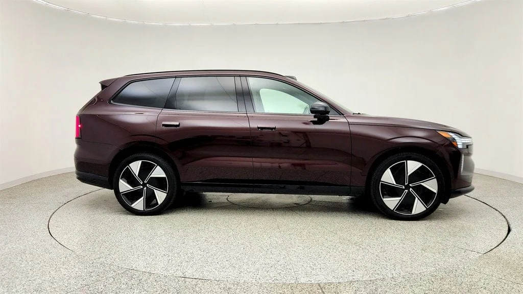 Used 2025 Mulberry Metallic Volvo Twin Motor Performance Ultra 6-Seater w/ Bowers & Wilkins Audio image 4
