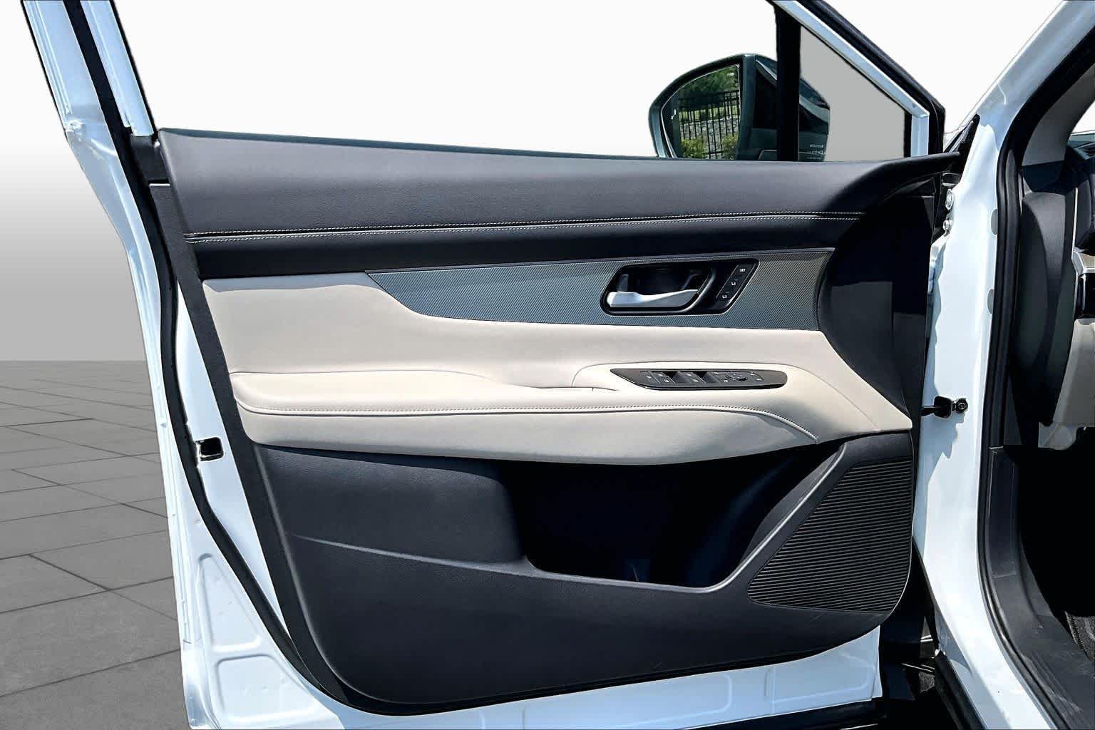 New 2026 Everest White Pearl TriCoat Nissan SL image 10
