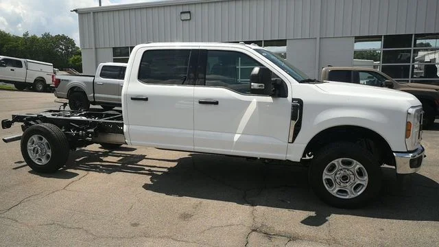 New 2026 Oxford White Ford F-350® XLT image 5