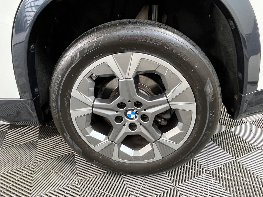 Used 2024 White BMW xDrive28i image 13