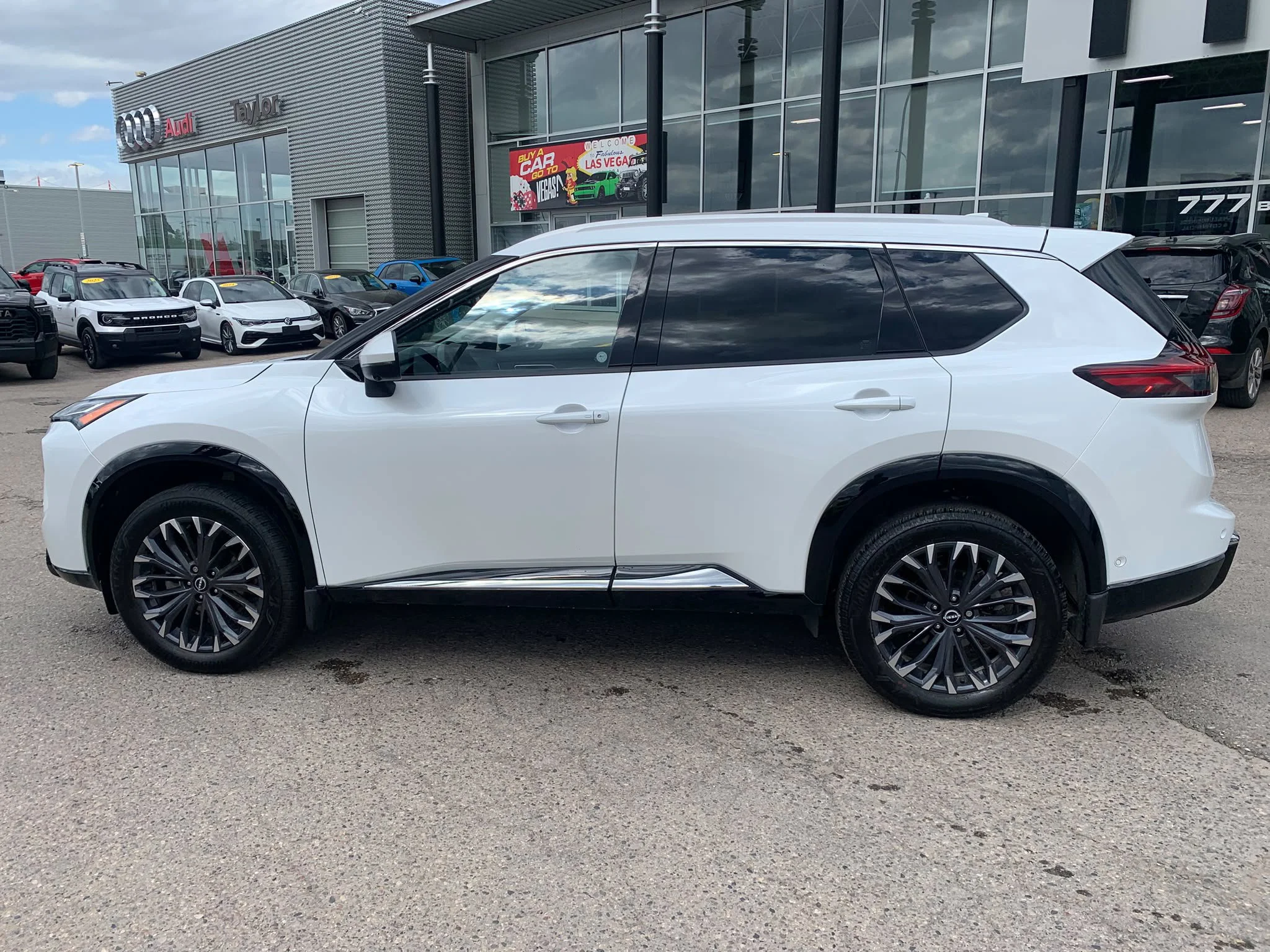 Certified Used 2024 Everest White Pearl Tricoat Nissan Platinum AWD*Adaptive Cruise | Remote Start | Nav | 360 Cam | Htd Leather | Pano Roof | Htd Wheel image 11