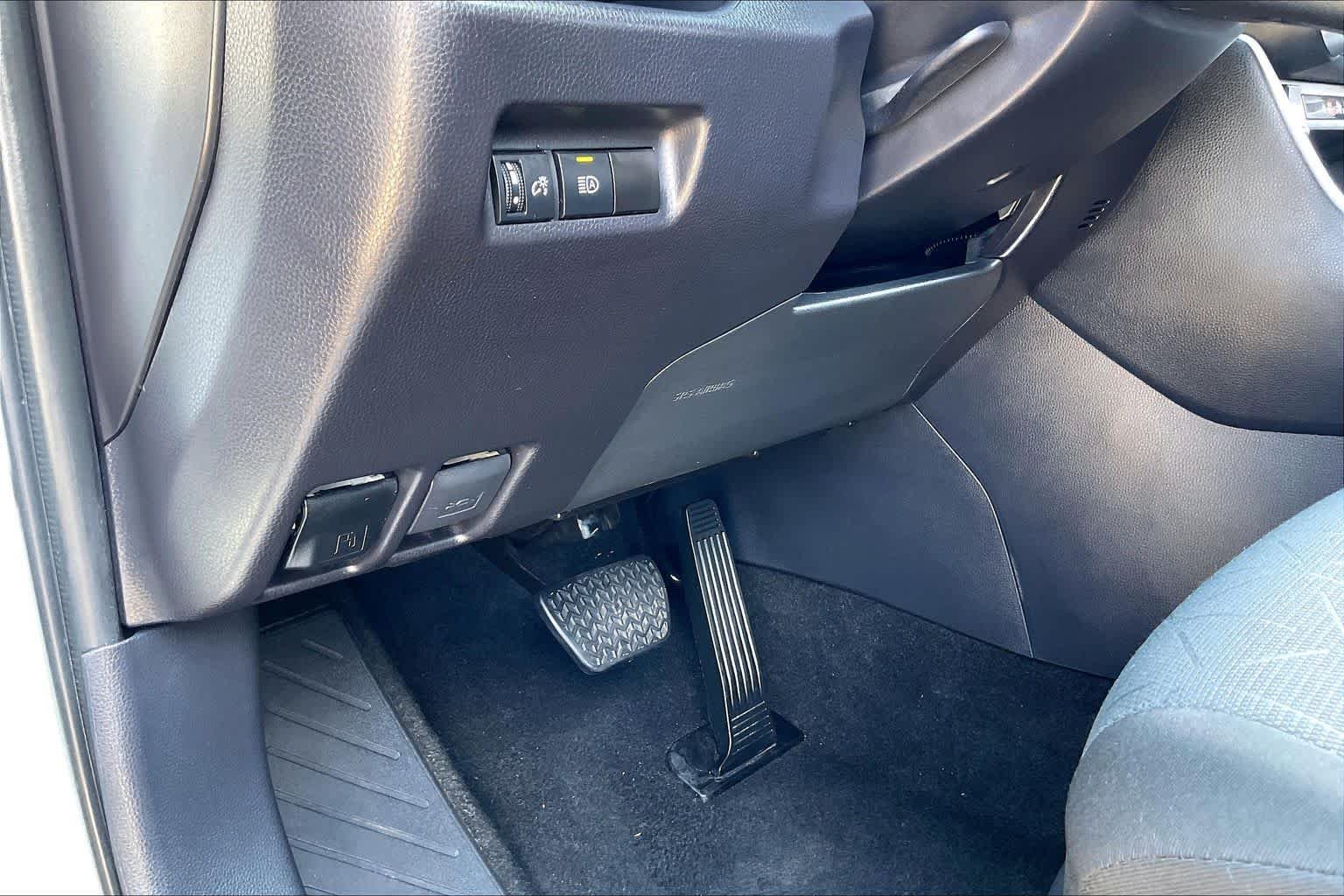 Used 2025 Ice Cap Toyota XLE image 35